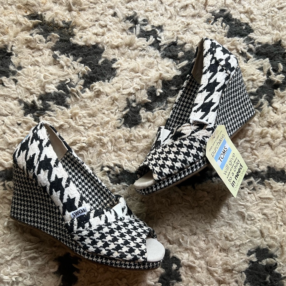 New with tags! TOMS Black and White Houndstooth Espadrille Wedges